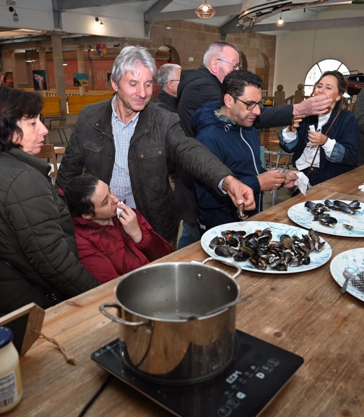 La degustación del pincho de Salmoira en el mercado, una de las paradas favoritas. | Rafa Vázquez