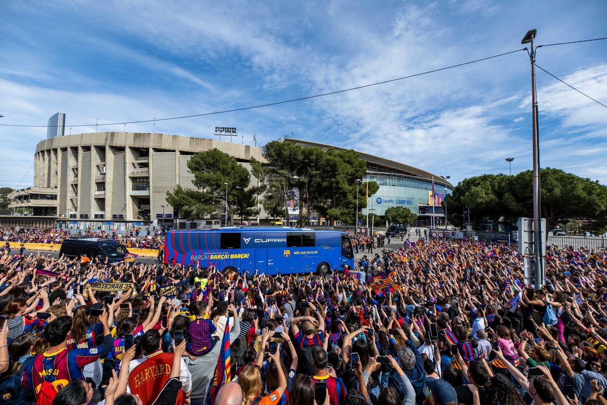 Los aficionados del Barça reciben al conjunto culer antes del partido contra el Chelsea en el Camp Nou
