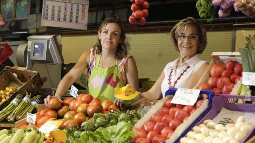 Pili con su sobrina en la parada del mercado.