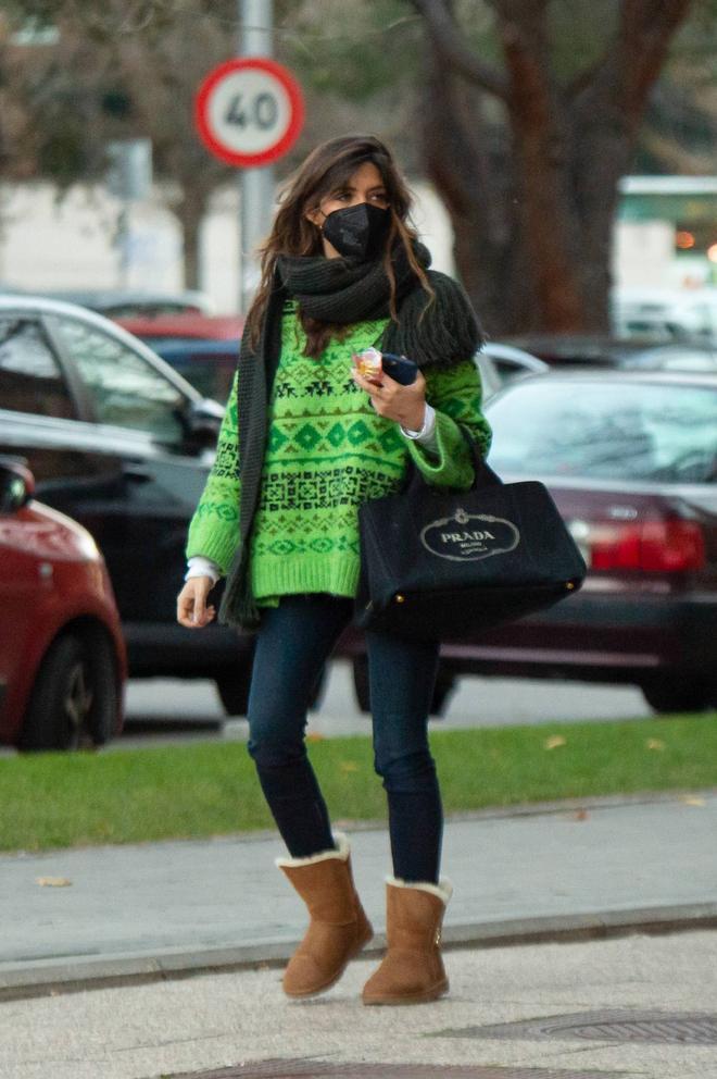 Sara Carbonero con jersey verde, vaqueros y botas con borrego