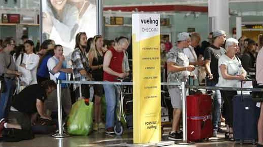 Pasajeros de Vueling, este martes en El Prat.