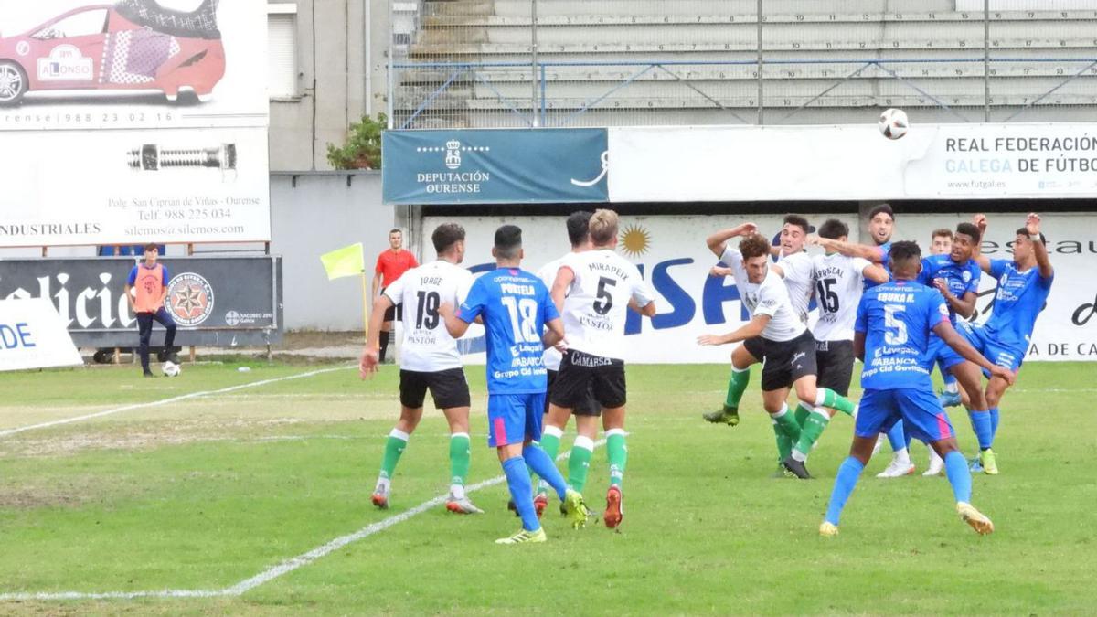 El Ourense CF, ante la meta en una jornada con varias entradas de asistencias. |  // FERNANDO CASANOVA