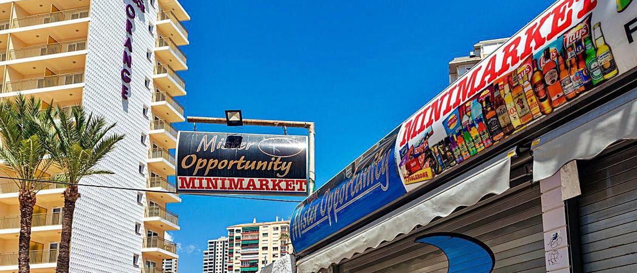 Uno de los supermercados que no está abierto situado cerca de un hotel cerrado.