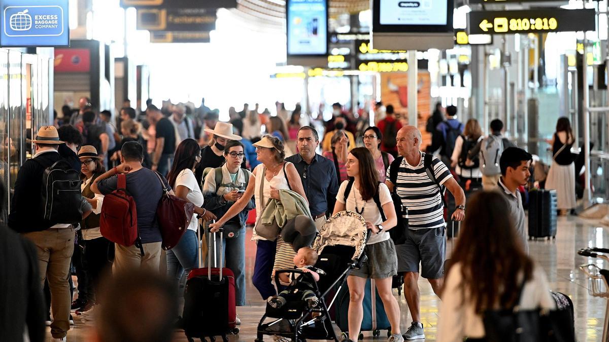 Viajeros, en busca de su puerta de embarque en un aeropuerto.