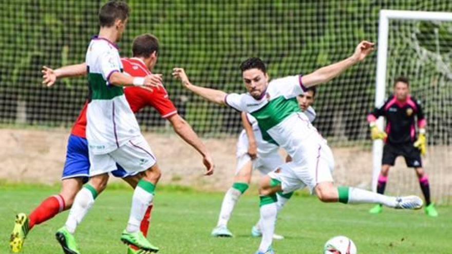 Un jugador del Ilicitano intenta controlar un balón.