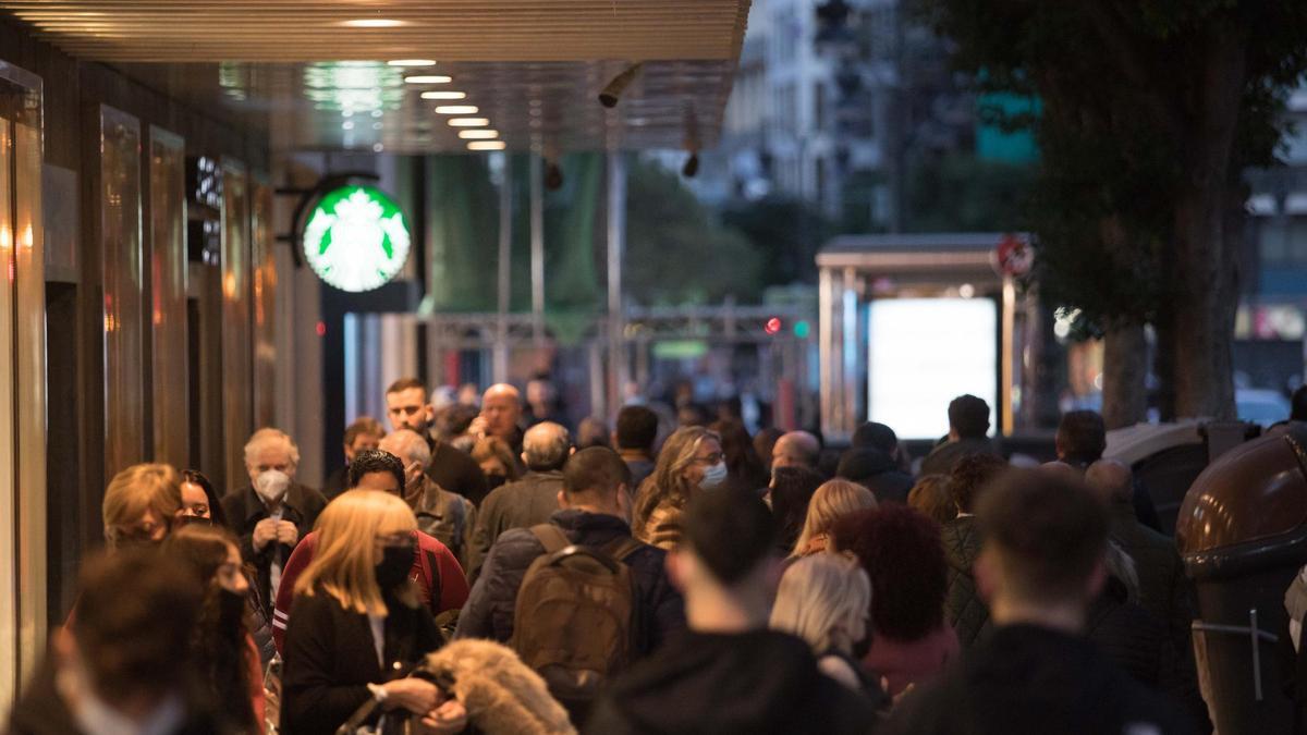 La calle Colón abarrotada de personas.