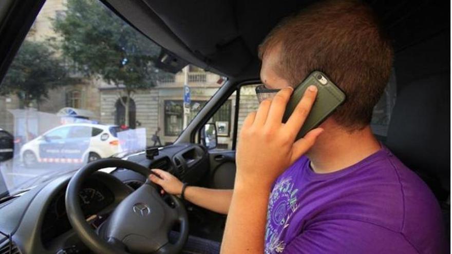 Un joven habla por el móvil mientras está al volante.