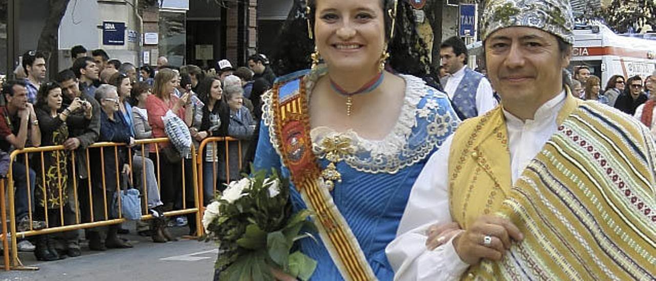 Mònica Oltra vestida de valenciana