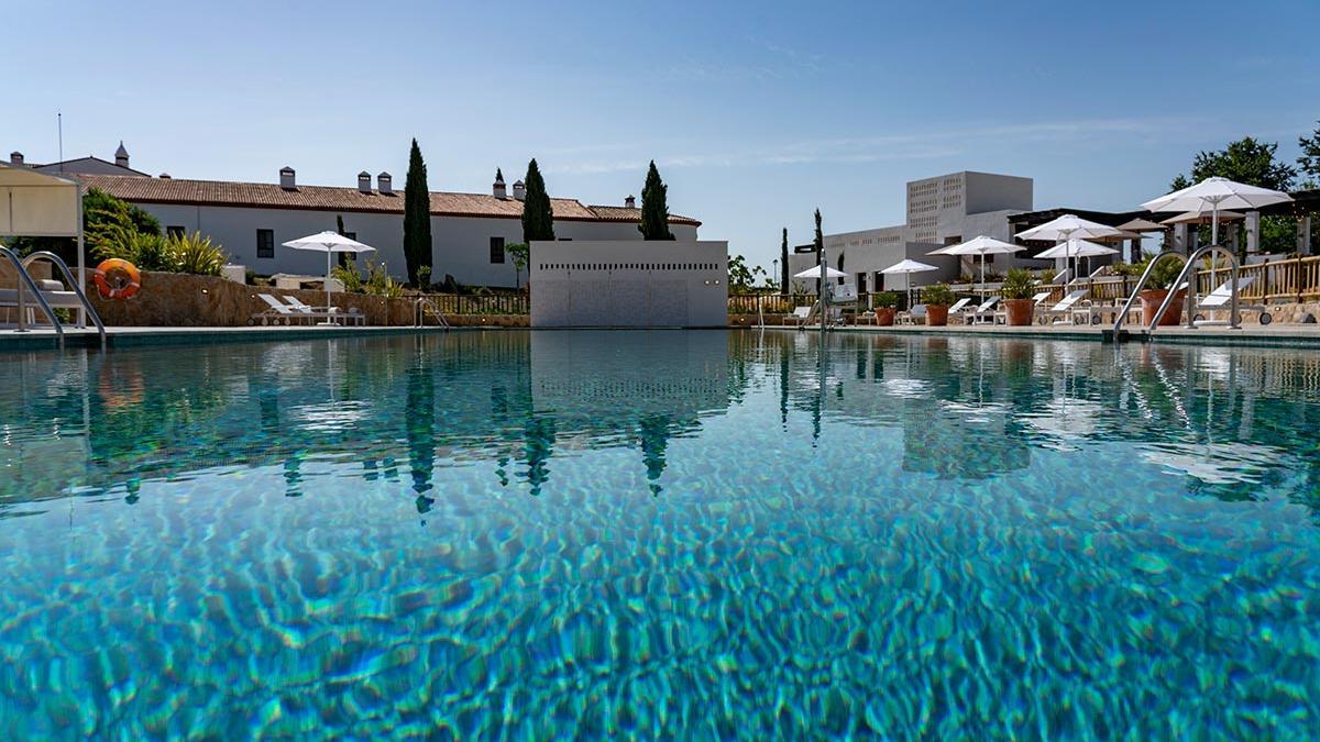 Espectacular piscina del Hotel Hospes Palacio de Arenales &amp; Spa.