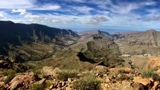 Mogán cataloga las rocas del barranco para facilitar la práctica de la escalada en bloque