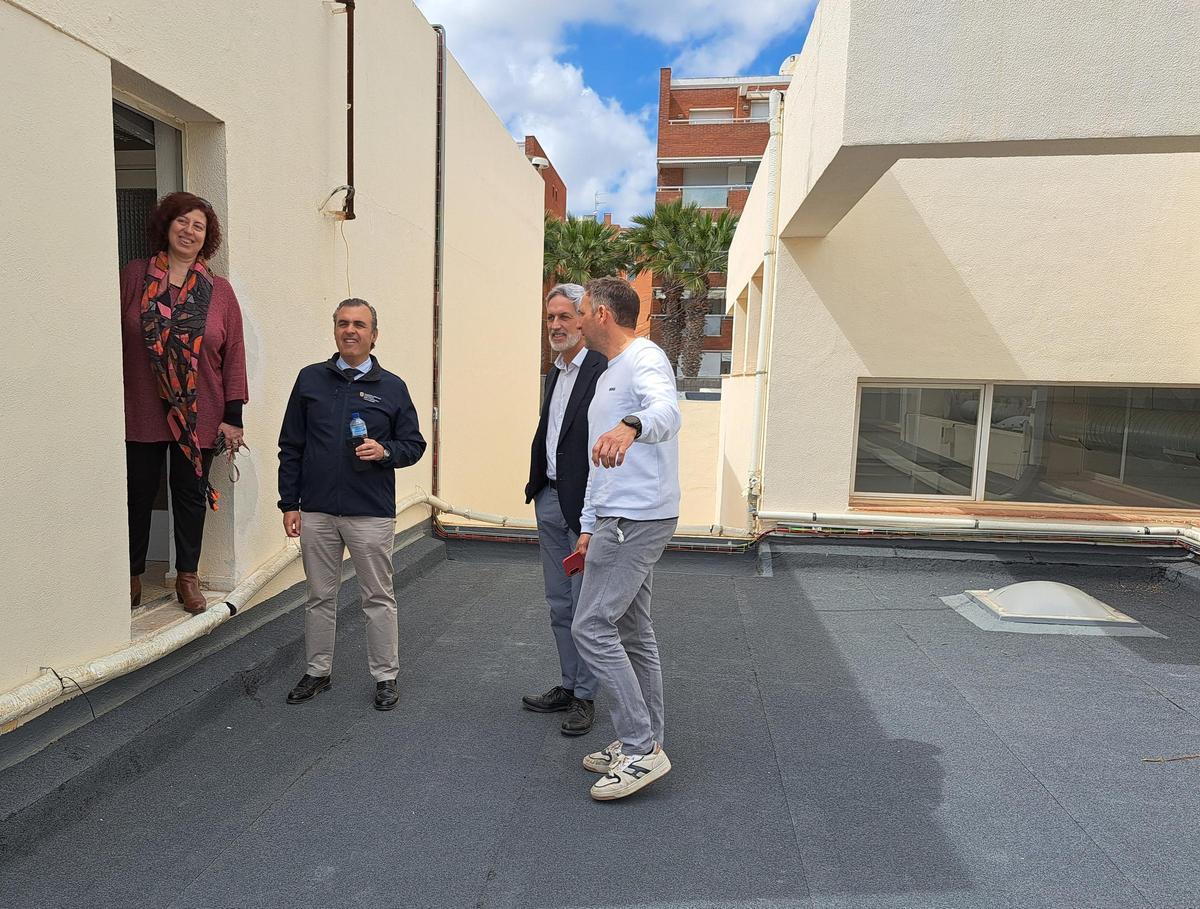 Visita del conseller de Educación, Antoni Vera, al colegio Can Misses de Ibiza tras las actuaciones realizadas por la dana de septiembre.
