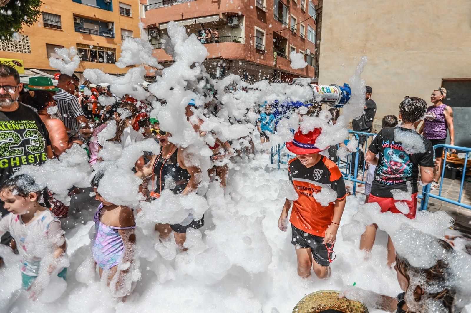 El primer Chupinazo, el de Catral, arranca el ciclo de fiestas veraniegas de los pueblos de la Vega Baja