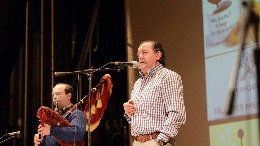 Eliseo Fidalgo, durante su actuación el pasado viernes, acompañado por Fonsu Les Regueres a la gaita.