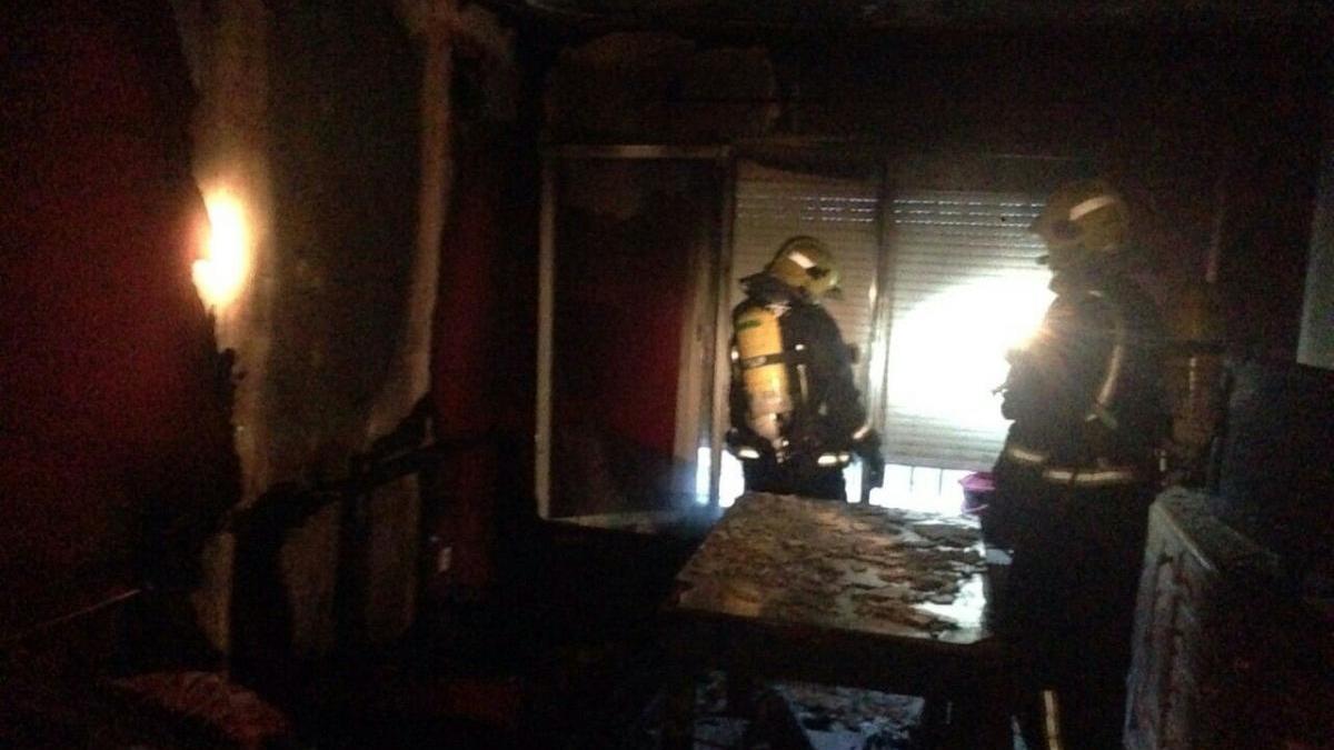 Diez desalojados en Mollina por el incendio de una casa