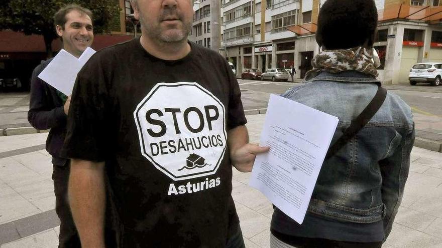 Miguel Ángel García y Faith, ayer, antes de presentar el recurso en el registro del Ayuntamiento.