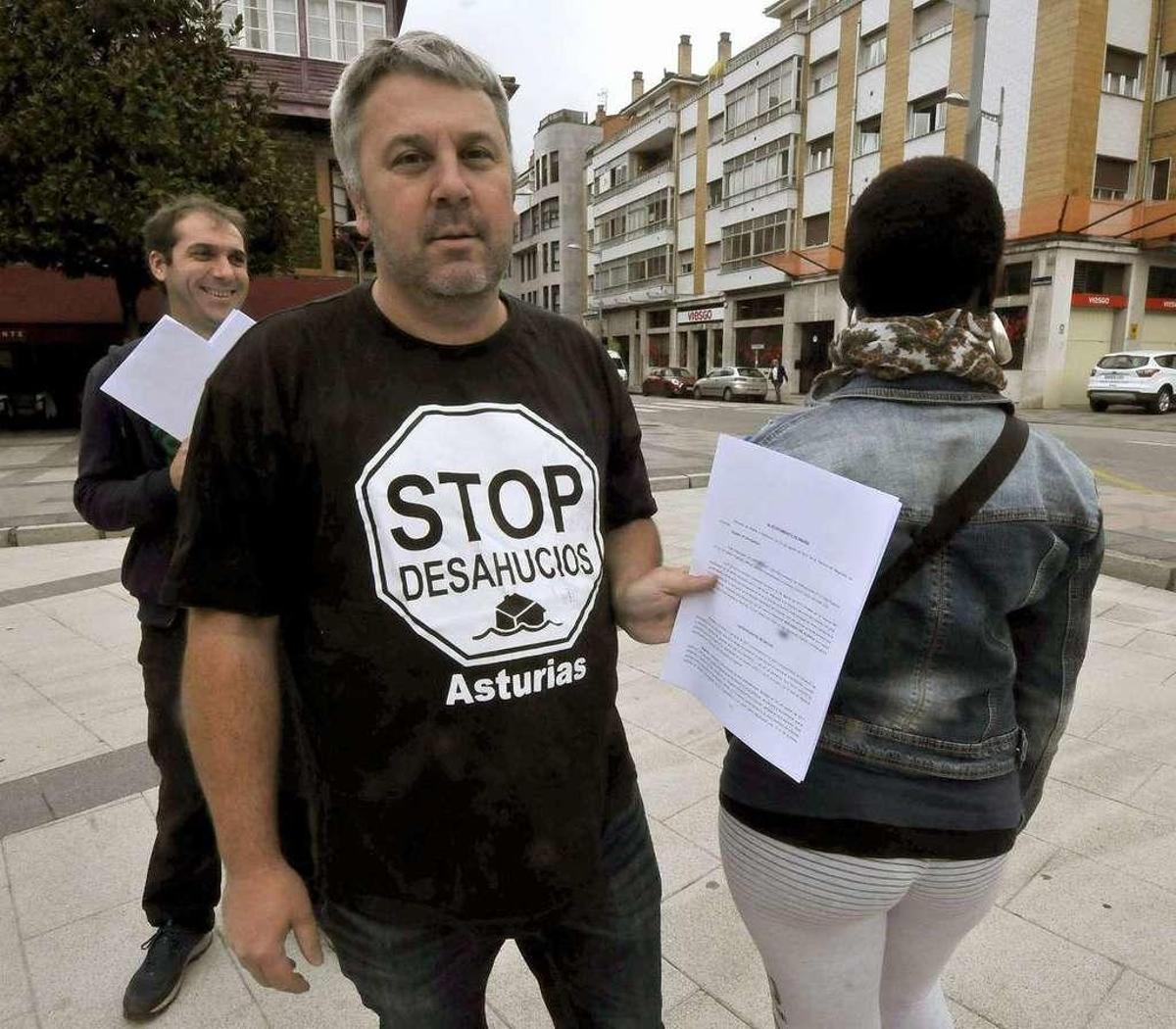 Miguel Ángel García y Faith, ayer, antes de presentar el recurso en el registro del Ayuntamiento.