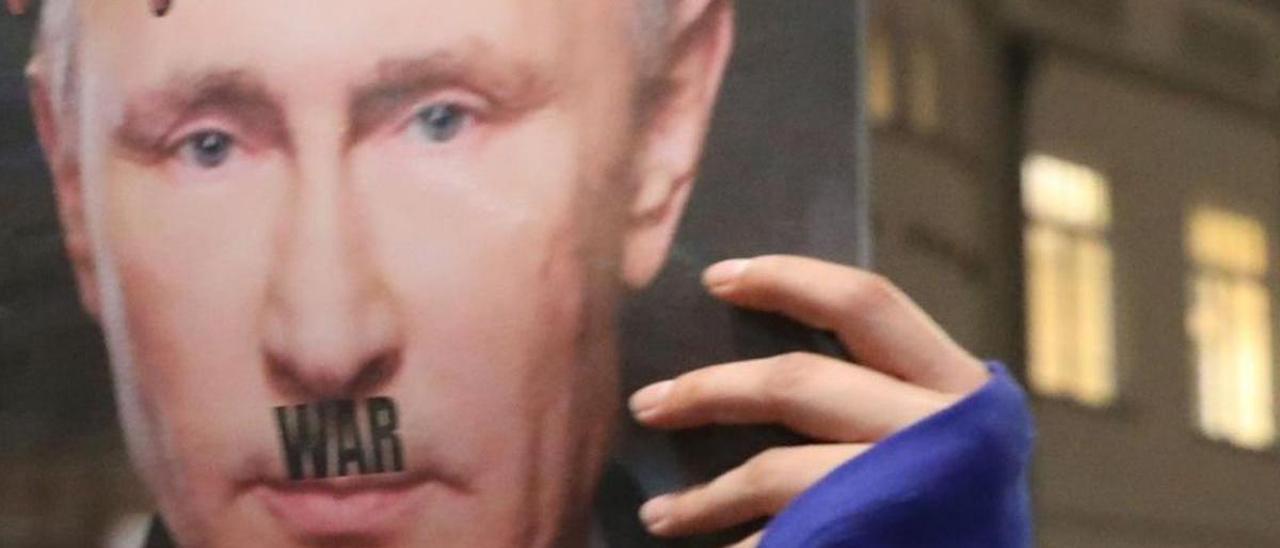 Putin, caracterizado de Hitler en una protesta este sábado en Tel Aviv. | Efe