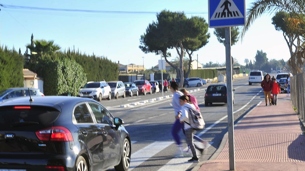 Paso de peatones hacia el colegio Els Garrofers