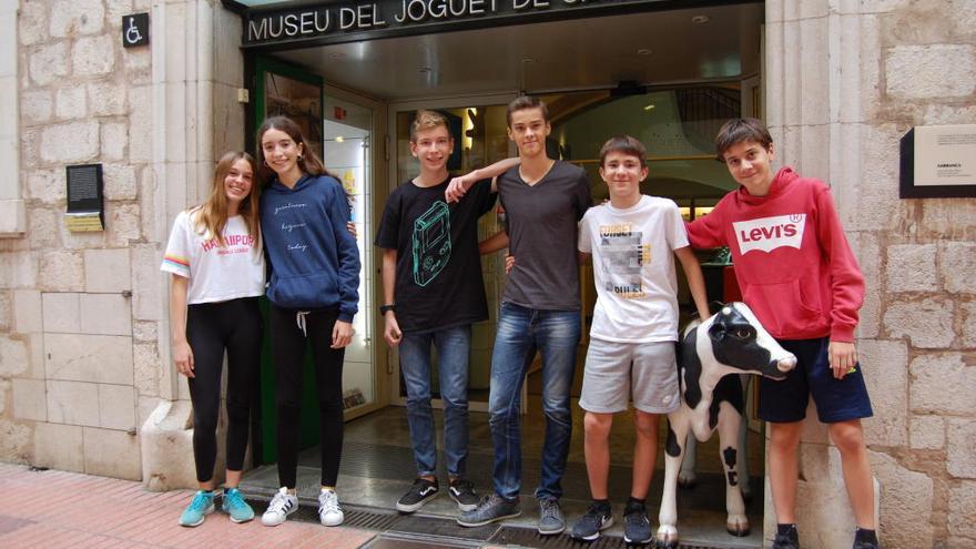 El grup d&#039;estudiants davant del museu.