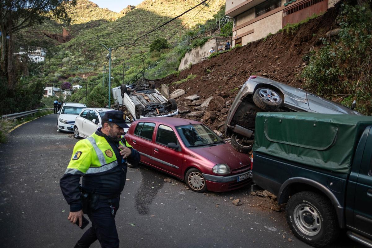 Siete coches afectados al caerse una calle en Valleseco por la borrasca Therese