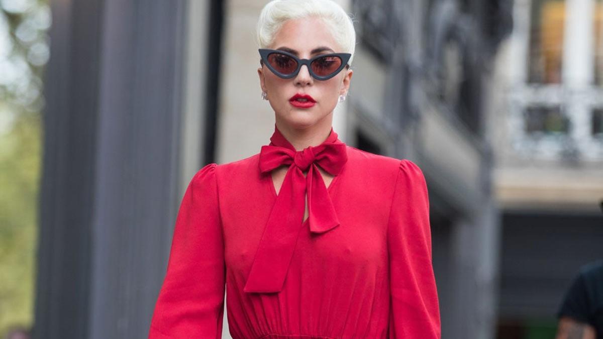 Lady Gaga de paseo por París con un look femme fatal
