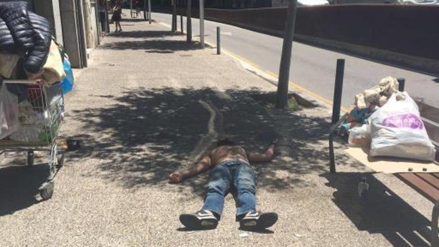 L&#039;home, estirat al mig de la vorera del carrer del Carme.