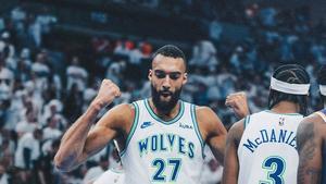 Los Wolves celebran su victoria