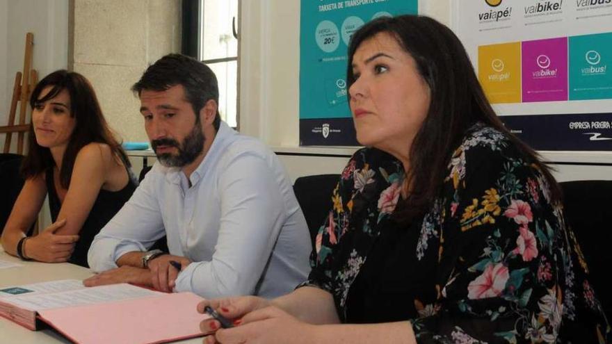 Paola María Mochales, Alberto Varela y Maísa Pereira, ayer en la firma del convenio. // Iñaki Abella