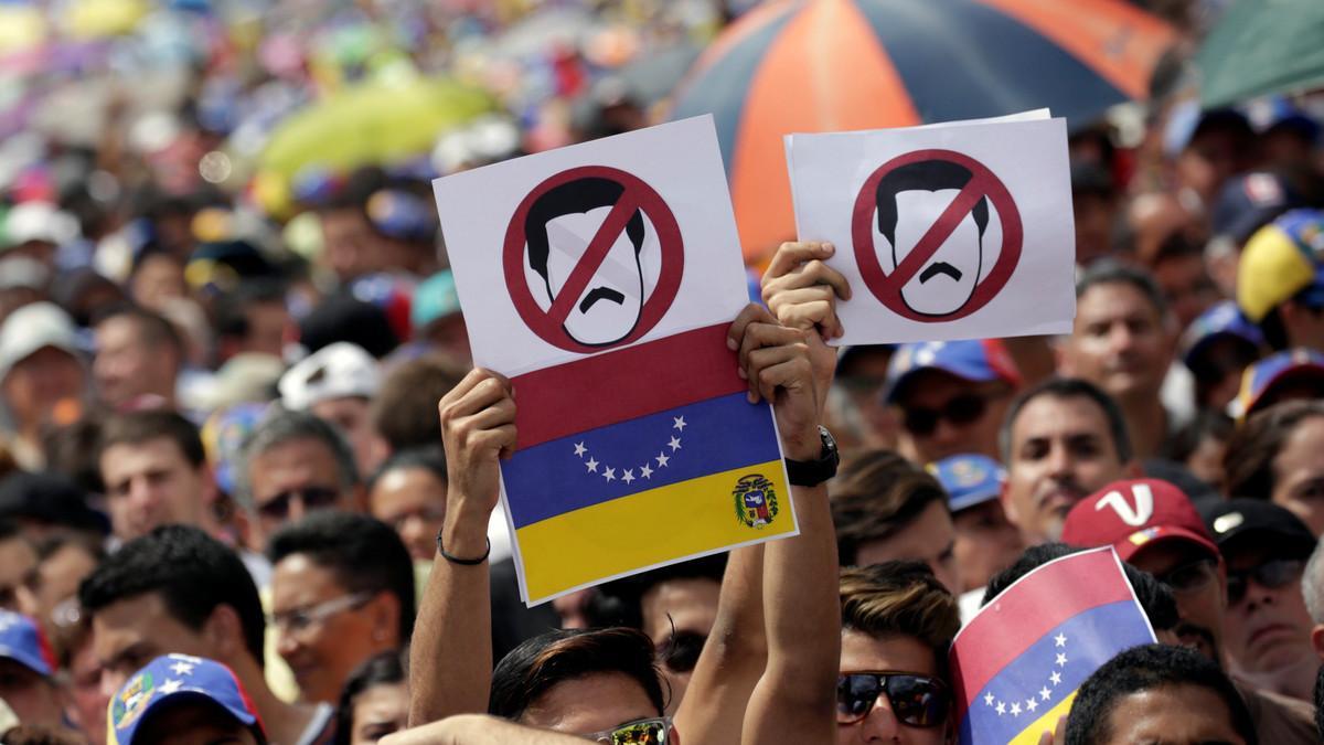 Opositores a Nicolás Maduro, durante una protesta en Caracas, este miércoles.