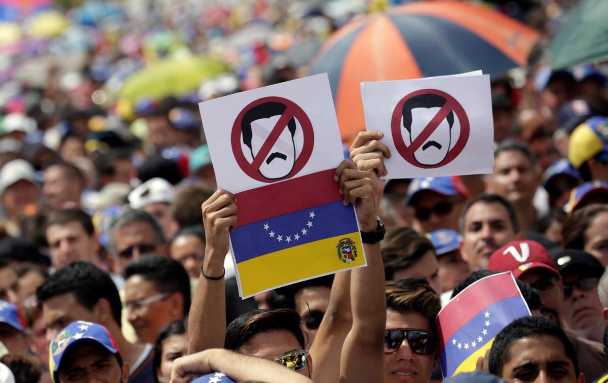 Opposition supporters take part in a rally against Venezuela’s President Nicolas Maduro’s government in Caracas, Venezuela, October 26, 2016.  REUTERS/Carlos Garcia Rawlins      TPX IMAGES OF THE DAY