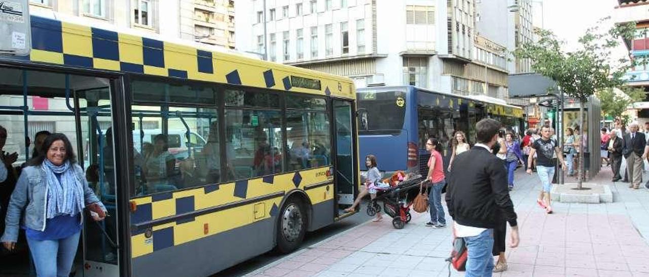 Buses urbanos de Ourense. // I. Osorio