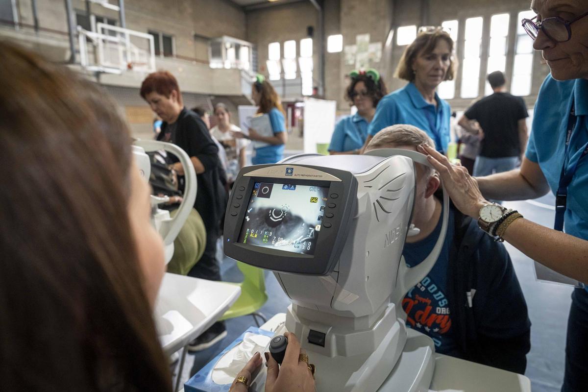 Sant Adrià ofrece revisiones gratuitas de vista y oído a más de 600 personas vulnerables