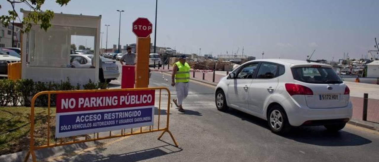 El puerto cierra el acceso al tráfico para evitar el estacionamiento gratuito y el colapso en la lonja