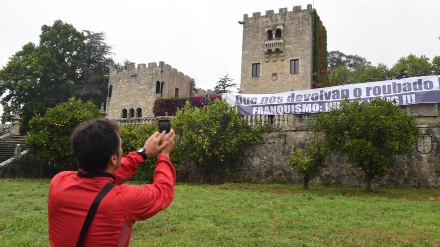 Militantes del BNG ocupan el pazo de Meirás en Sada