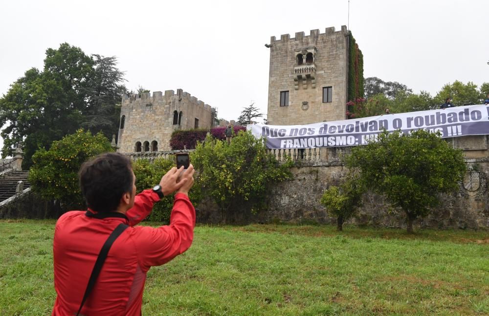 Militantes del BNG ocupan el pazo de Meirás (Sada)