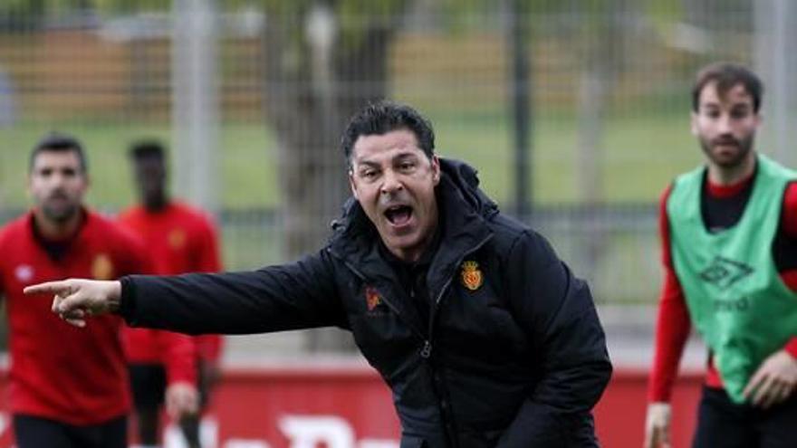 Javier Olaizola gesticula durante el entrenamiento en Son Bibiloni.