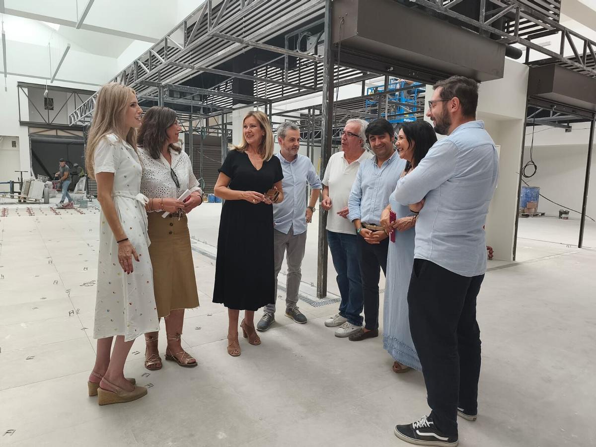 La alcaldesa y concejales de Bujalance, junto a los arquitectos y técnicos del nuevo mercado, revisando la marcha de las obras.