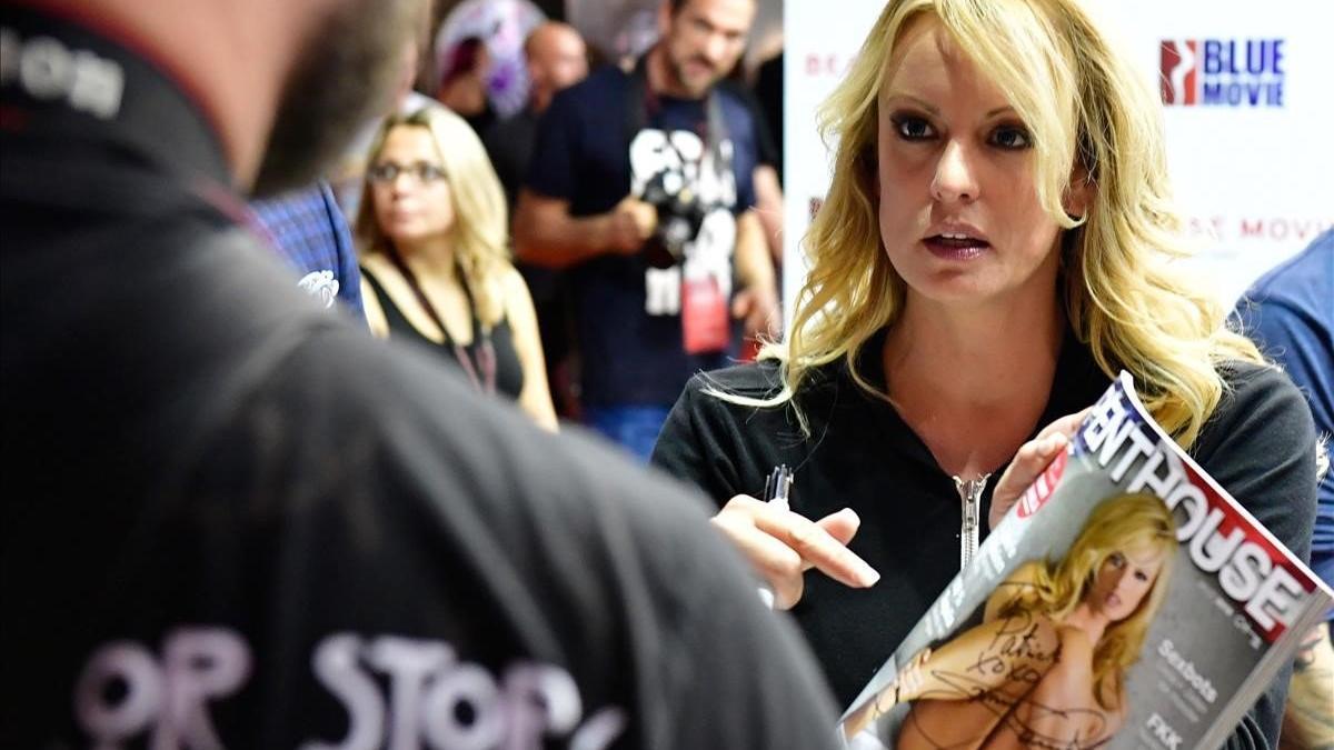 lmmarco45439075 adult film actress stormy daniels signs autographs at the ve181013163811