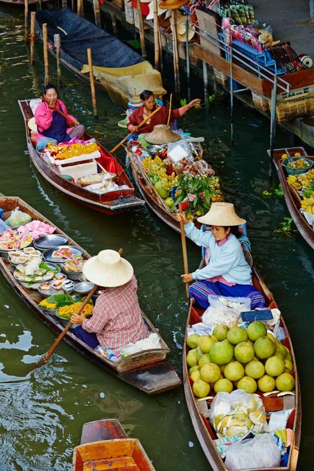El mercado flotante de Damnoen Saduak a las afueras de Bangkok