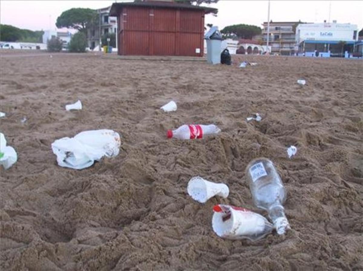 Les restes del ’botellón. Aquest era l’aspecte de la platja de cala Montgó, a l’Escala, a primera hora del matí del dissabte passat, després d’una nit debotellón. Els joves bevedors no es van dignar recollir els residus. Vaig veure-hi alguns recipients de vidre trencats, i després vaig saber que alguns banyistes van patir talls als peus al trepitjar-los. Les autoritats locals hi han d’intervenir.