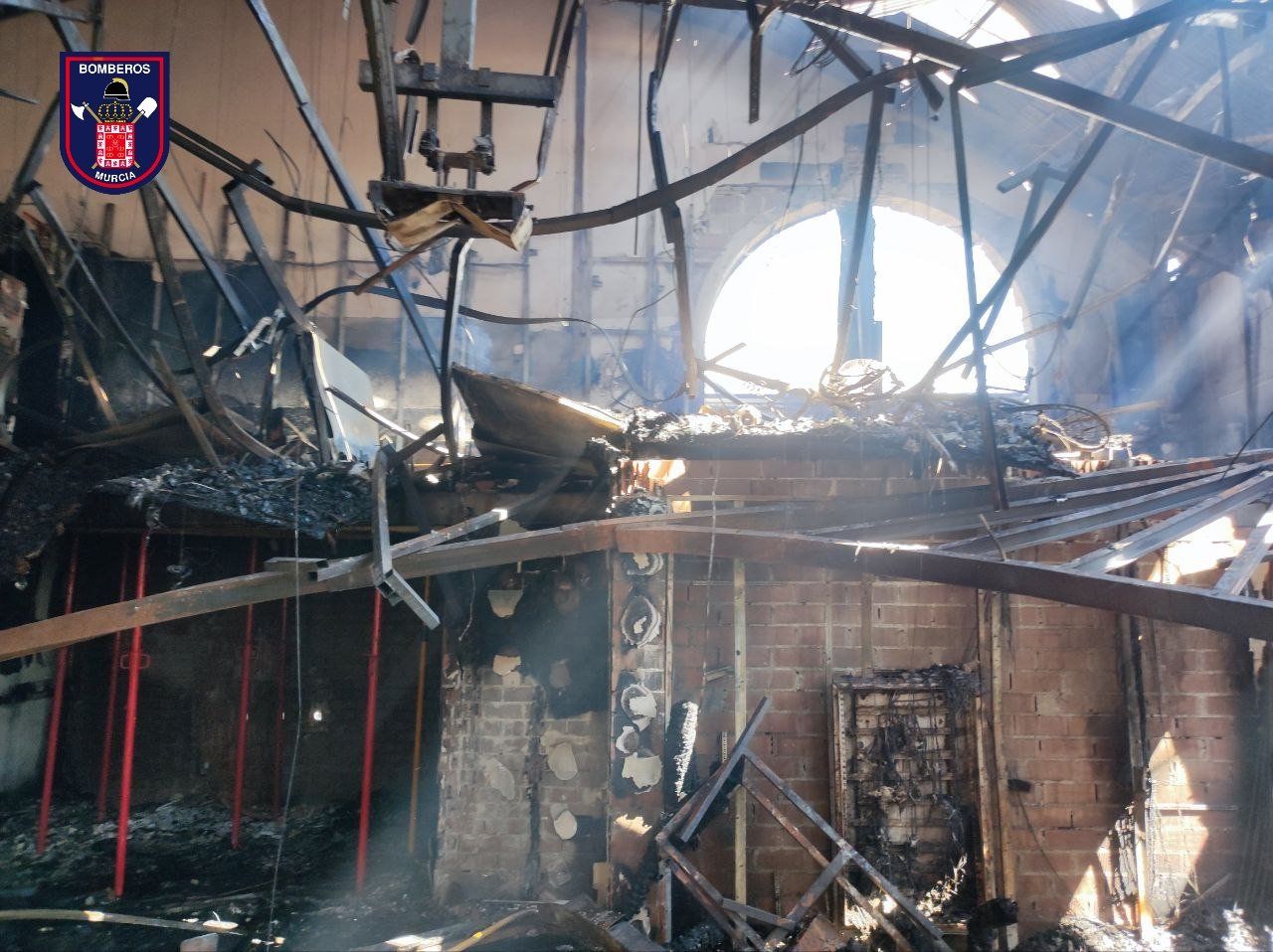 El interior de la discoteca la Fonda, gravemente dañada por el incendio