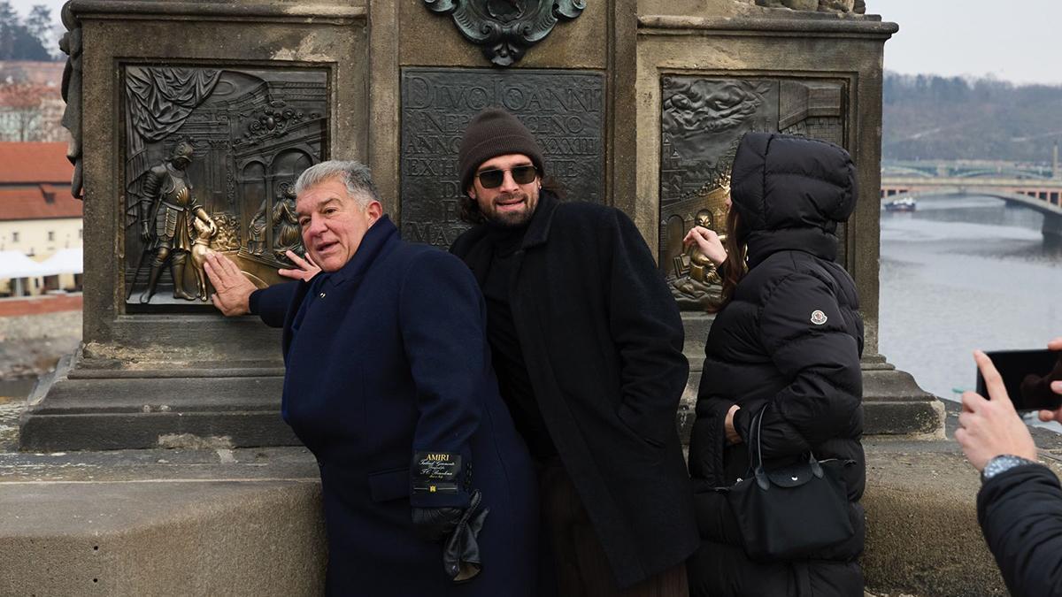 Joan Laporta busca la suerte en el Puente de Carlos en Praga