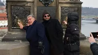 Laporta busca la suerte en el puente Carlos de Praga