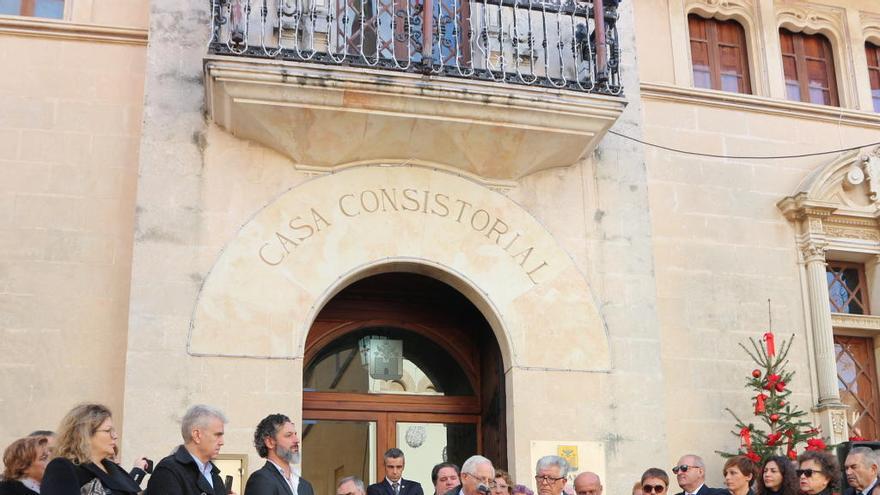 Una imagen del acto institucional celebrado frente al Ayuntamiento.