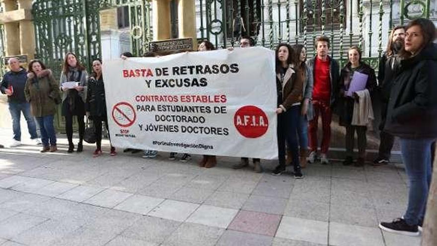 Protesta de los jóvenes investigadores ante la Junta General.