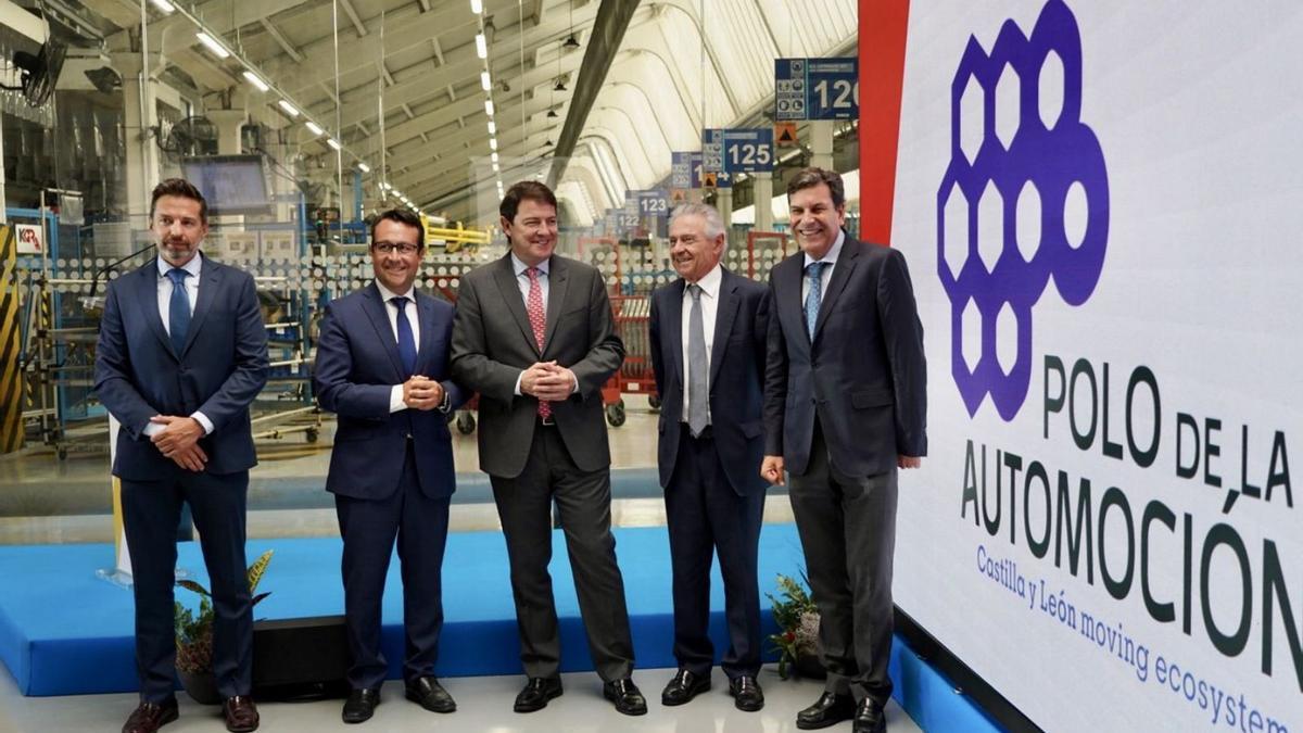 El presidente de la Junta de Castilla y León, Alfonso Fernández Mañueco, centro, en el acto institucional de la marca del clúster de la automoción. | Leticia Pérez - Ical