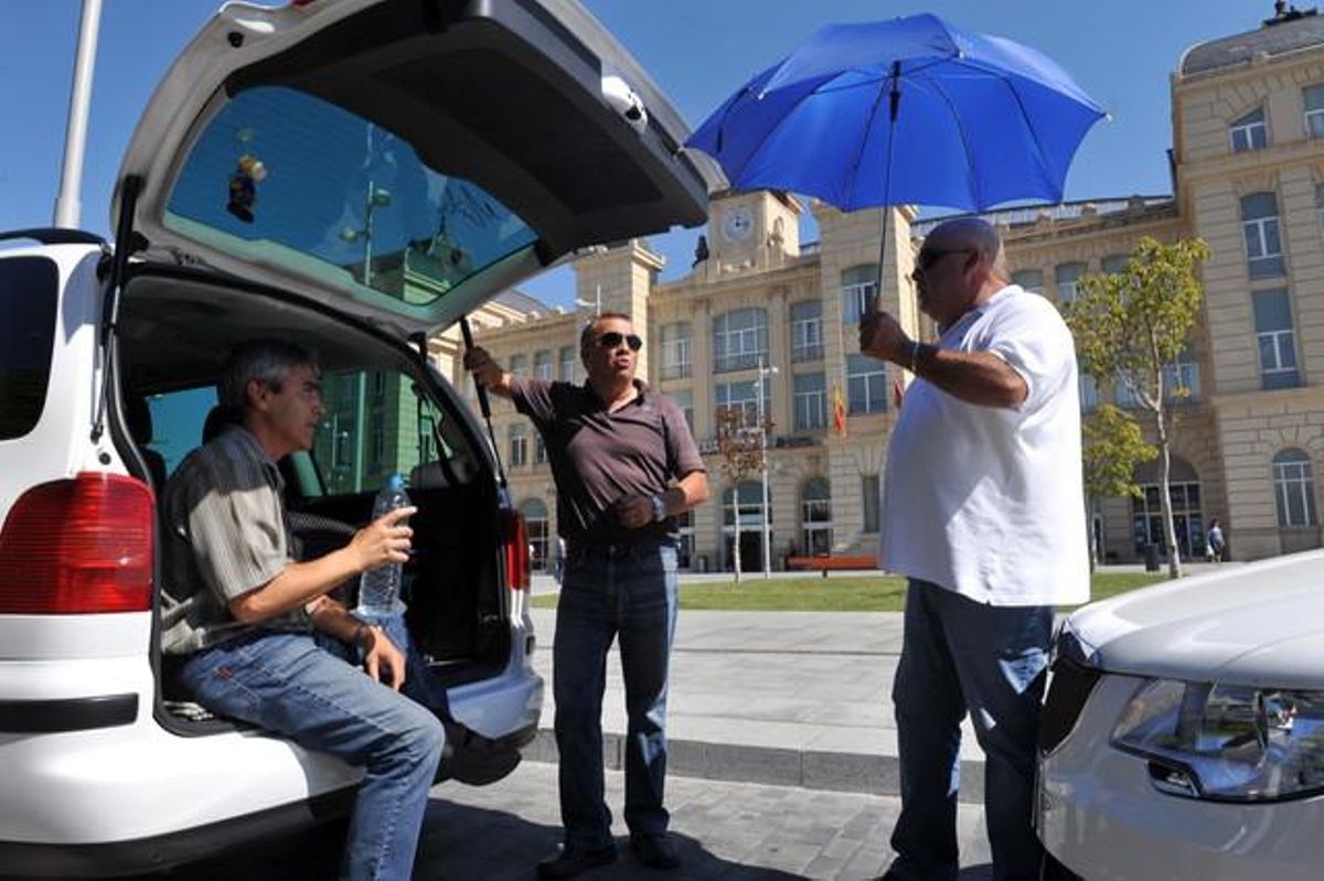 Grup de taxistes esperant clients a l’estació de trens Lleida-Pirineus.