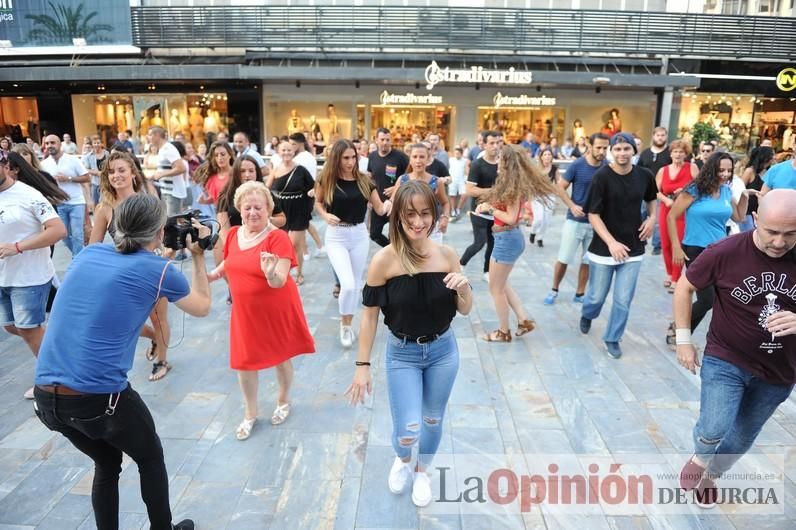 Los bailes latinos salen a la calle en Murcia