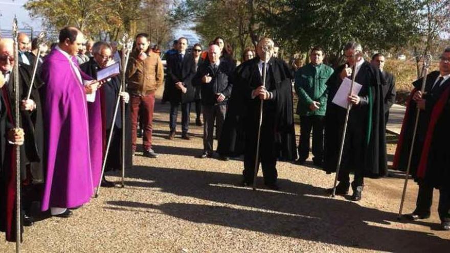 Representantes de la cofradía de Jesús Nazareno durante el acto en recuerdo a los difuntos celebrado en el cementerio de la ciudad.