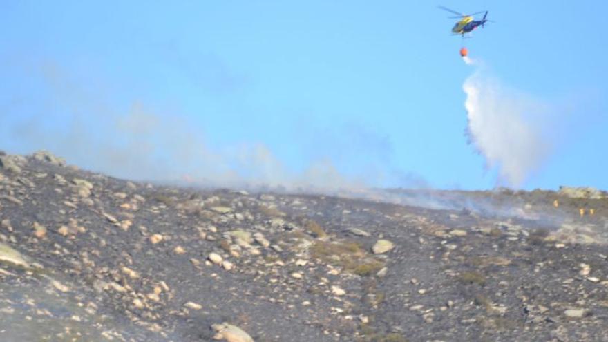 Un incendio interviene en el fuego de Aciberos